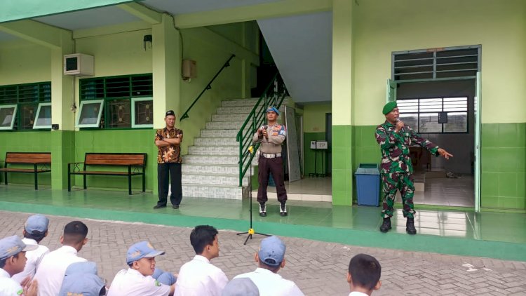 Bhabinkamtibmas dan Babinsa Rejeni Pembina Upacara di SMKI Krembung