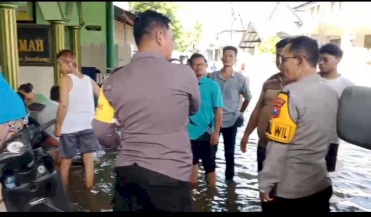 Peduli Bencana, Polisi Salurkan Bantuan Kepada Warga Terdampak Banjir di Jombang