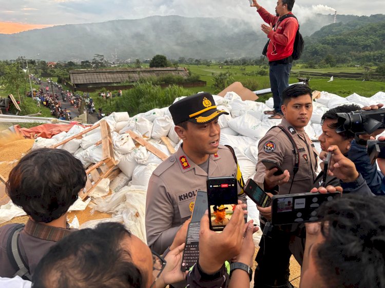 Gerak Cepat Polisi Evakuasi Korban Kecelakaan Bus di Tol Pandaan - Malang