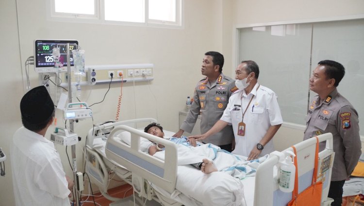 Kapolresta Sidoarjo Jenguk Santri yang Masih dalam Perawatan