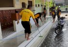 Jelang-Ramadhan-Polisi-Sidoarjo-Bersihkan-Masjid