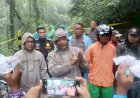 Gotong-Royong-Polisi-Bersama-TNI-dan-BPBD-Tangani-Longsor-Pacet-Mojokerto