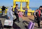 Polri-Untuk-Masyarakat-:-Polres-Situbondo-Patroli-di-Pelabuhan-Jangkar-Bantu-Penumpang-Kapal