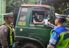 Polda-Jatim-Tertibkan-Truk-dan-Bus-yang-Nekat-Pakai-Lajur-Kanan