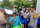 Polresta-Sidoarjo-Bagikan-Takjil,-Helm-dan-Stiker-Saat-Awali-Operasi-Ketupat-Semeru-2026