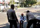 Diantar-Polisi,-Bocah-SD-di-Gresik-yang-Tersesat-Jalan-Pulang-Akhirnya-Bertemu-Orang-Tuanya
