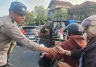Polisi-di-Sidoarjo-Bagikan-Bendera-Merah-Putih,-Kobarkan-Semangat-Nasionalisme