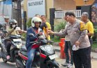 Jumat-Berkah-Polsek-Waru-Bagikan-100-Paket-Makanan-dan-Minum-untuk-Masyarakat