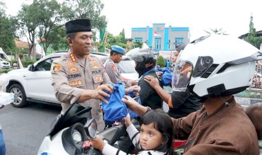 Polresta-Sidoarjo-bersama-IJTI-Bagikan-Takjil-untuk-Masyarakat