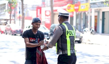 Susuri-Jalanan-Kota,-Satlantas-Polres-Gresik-Tebar-Kebaikan-Lewat-Jumat-Berkah-Berbagi