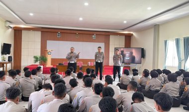 Polresta-Sidoarjo-Berikan-Penyuluhan-Pemahaman-Dasar-AI-di-SMA-Bhayangkari-Porong