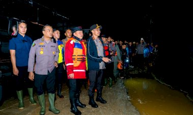 Respons-Cepat-Tangani-Banjir-Padang,-Polri-Kerahkan-Personel-dan-Dirikan-Posko-Kesehatan