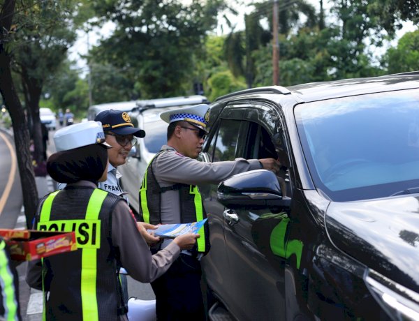 Polres Gresik Gencarkan Edukasi Keselamatan Pengguna Jalan Tertib Dapat Cokelat