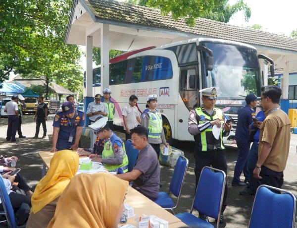Operasi Keselamatan Semeru Polres Malang Gelar Ramp Check dan Tes Urine Awak Bus