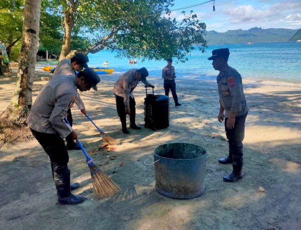 Gotong Royong Polres Trenggalek Bersihkan Area Pantai Mutiara Watulimo