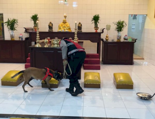 Polres Lumajang Lakukan Sterilisasi Vihara Jelang Perayaan Imlek