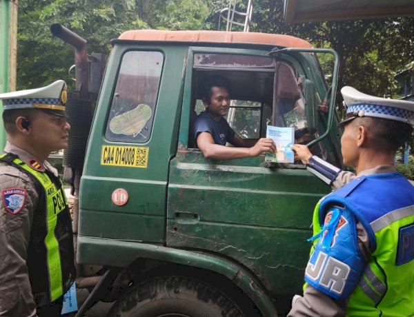 Polda Jatim Tertibkan Truk dan Bus yang Nekat Pakai Lajur Kanan