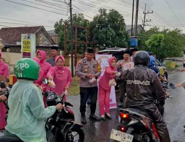 Ramadhan berbagi kepedulian Polsek Balongbendo dan Bhayangkari Bagikan Paket Takjil ke Pengguna Jalan