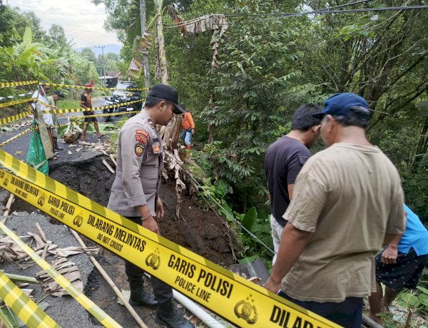 Pasang Police Line Polres Lumajang Tangani Longsor di Tempursari Kendaraan Berat Dilarang Melintas