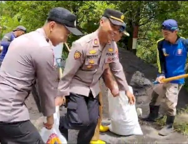 Gotong Royong Polres Lumajang dan Warga Pasang Ratusan Bronjong di Lokasi Longsor