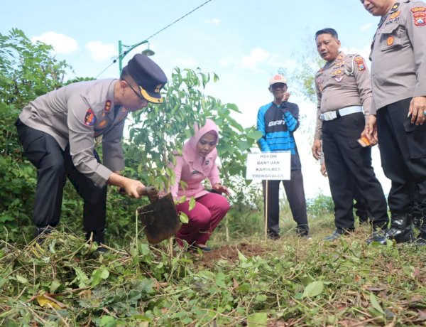Polres Trenggalek Tanam Ratusan Pohon Beringin di Lahan Kritis Jaga Sumber Air