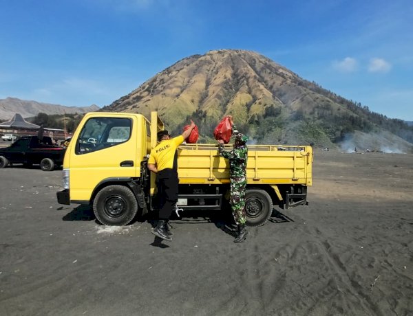 Polres Probolinggo Gelar Bakti Bersih di Gunung Bromo Usai Yadnya Kasada