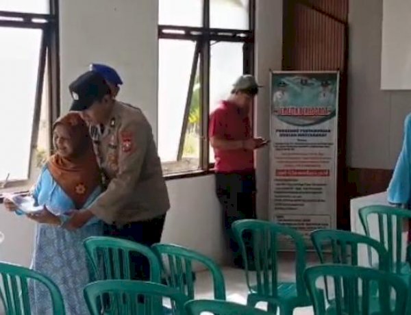 Tuai Pujian Aksi Humanis Polsek Geneng Bantu Lansia yang Antri Terima PKH Plus di Ngawi
