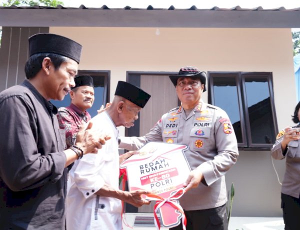 Sambut Hari Bhayangkara ke-80, Polri Bedah 80 Rumah Layak Huni, Bapak Usin (85) Kini Miliki Rumah Baru Berpanel Surya