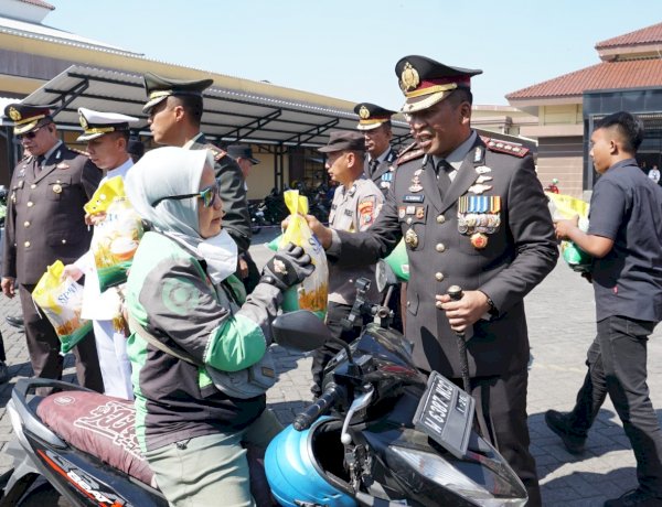 Hari Bhayangkara Ke-80, Polresta Sidoarjo Bagikan Beras untuk Warga