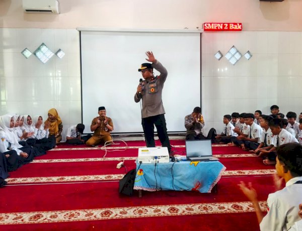 Cegah Bullying dan Love Scamming, Kapolsek Balongbendo Edukasi Bijak Bermedia Sosial ke Pelajar SMP