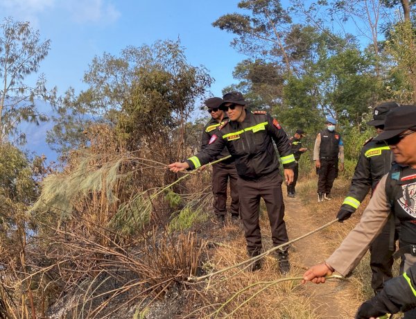 Polres Lumajang Buat Fire Break Darurat Antisipasi Karhutla TNBTS Meluas