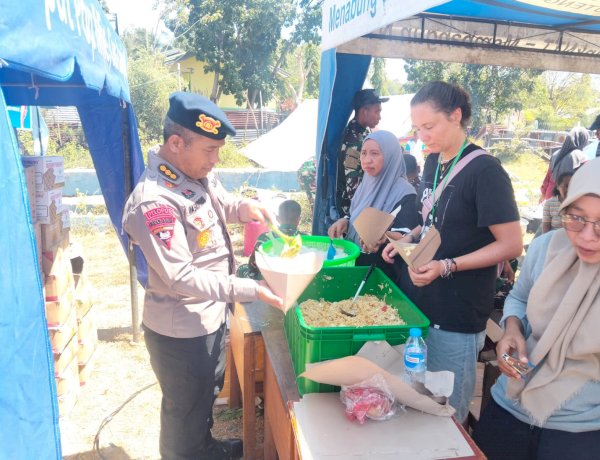 Pelayanan Makanan dan Evakuasi Korban Gempa oleh SAR Korbrimob Polri di Manggarai Timur