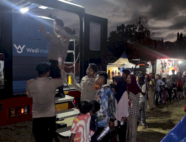 Hadirnya Kendaraan Watergen Brimob, Pelepas Dahaga Warga Pengungsian di Manggarai