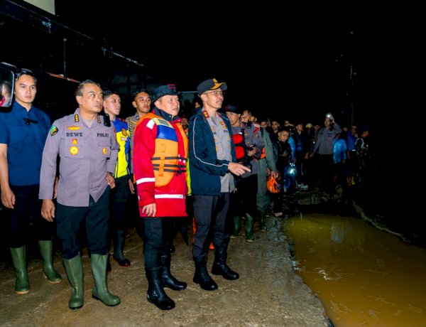 Respons Cepat Tangani Banjir Padang, Polri Kerahkan Personel dan Dirikan Posko Kesehatan