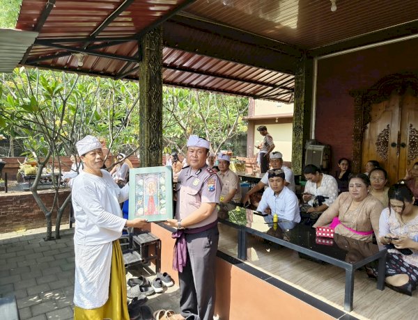 Sidoarjo Akrab Seiman  Umat Hindu Polresta Sidoarjo Gelar Persembahyangan Hari Suci Saraswati, Perkuat Kerukunan dan Kebersamaan