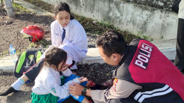 Sigap-dan-Humanis,-Anggota-Samapta-Polsek-Buduran-Bantu-Anak-Sekolah-Terjatuh-di-Jalan