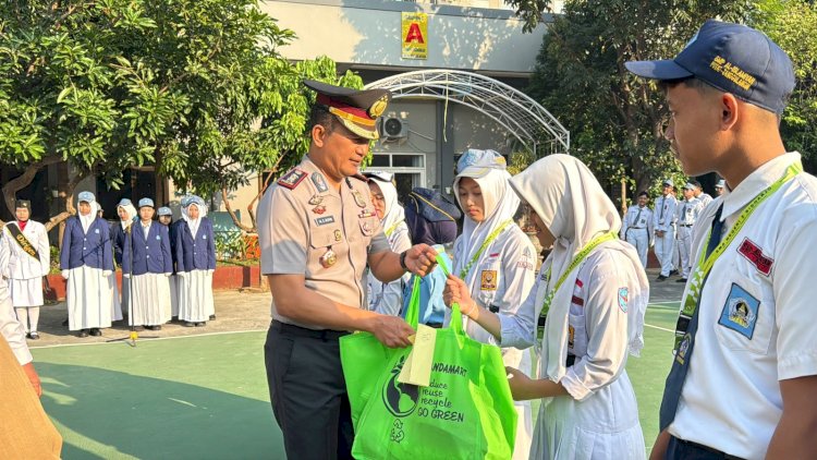 Wakapolresta-Sidoarjo-Buka-MPLS-SMAN-2-Sidoarjo,-Bekali-Pentingnya-Disiplin-Waspadai-Bahaya-Kenakalan-Remaja