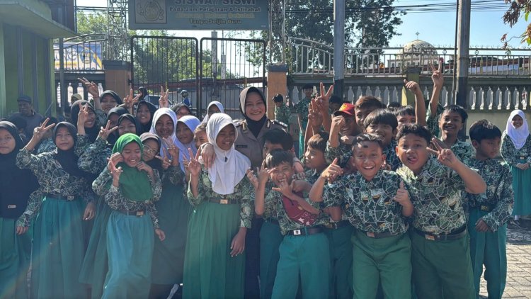 Polsek-Tanggulangin-Sambut-Kunjungan-MATSAMA-MI-Al-Hikmah-Kalidawir,-Kenalkan-Profesi-Polisi-Sejak-Dini