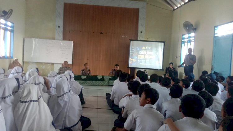 Polresta-Sidoarjo-Beri-Penyuluhan-Anti-Radikalisme-dan-Bahaya-Kenakalan-Remaja-di-SMP-Muhammadiyah-8-Tanggulangin