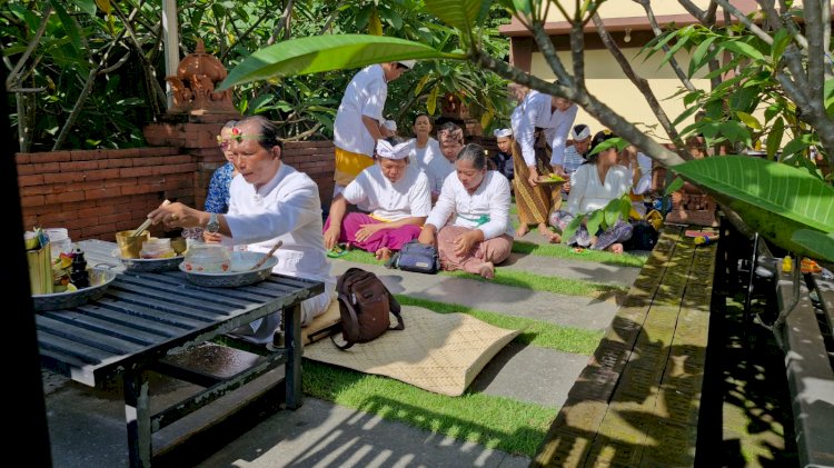 Pura Kertha Bumi Bhayangkara Gelar Ibadah Suci Tilem