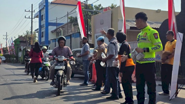 Polsek Waru Gelar Jumat Berkah, Bagikan Ratusan Paket Nasi dan Air Minum untuk Masyarakat