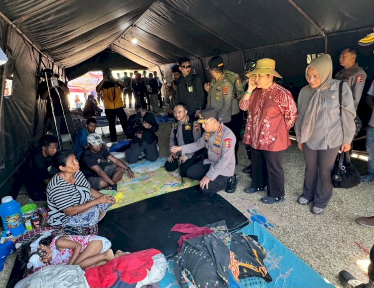 Polri Perkuat Penanganan Gempa NTT, Kapolri Tinjau Lokasi Terdampak dan Serahkan Bantuan