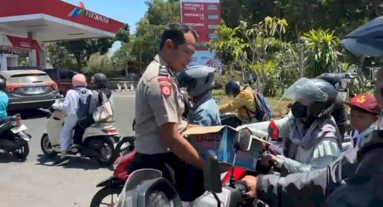 Aksi Humanis Polres Bondowoso, Berbagi Air Minum Gratis untuk Warga Antre di SPBU