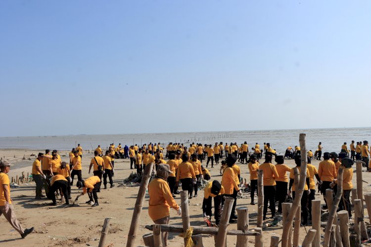 Aksi Jogo Omah Polresta Tuban Gelar Green Policing di Pantai Jenu bersama Masyarakat